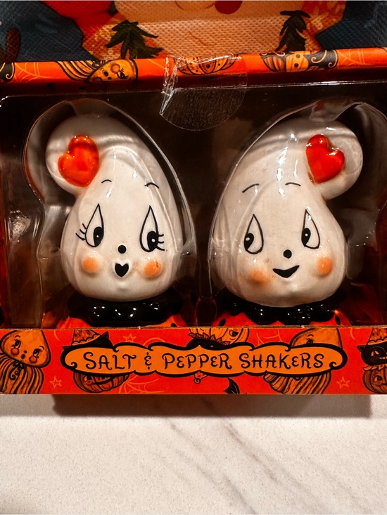 johanna parker Other - NIB Johanna Parker 2026 Sweetheart Ceramic Ghost Salt & Pepper Shakers Halloween